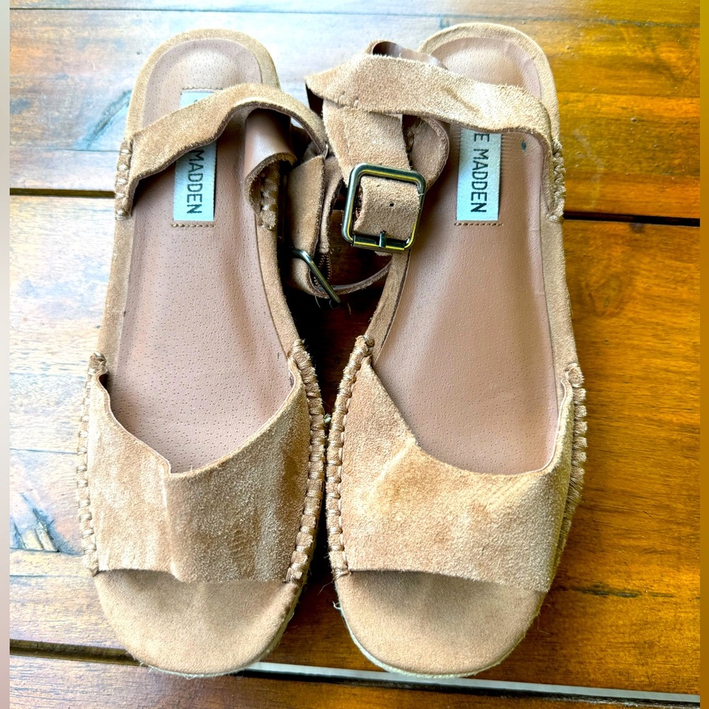 Steve Madden Elliott Sandal size 7. Camel color suede w/ raffia wrapped sole.